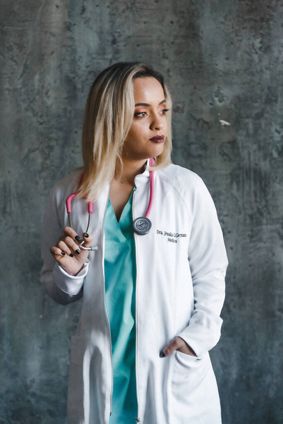 Dziewczyna lekarz w sukni medycznej i stetoskop - Zdjęcie, obraz