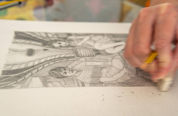 Detailní záběr rukou, které kreslí černobíle. Umělec pracující ve svém studiu - Fotografie, Obrázek