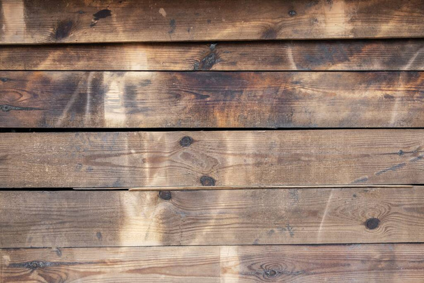 старий темно-шорсткий дерев'яний паркан з вузлами і щілинами. текстура шорсткої поверхні
 - Фото, зображення