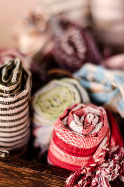 misto tradicional krama lenço de algodão detalhes lembranças em exposição na loja em angkor wat em cambodia - Foto, Imagem