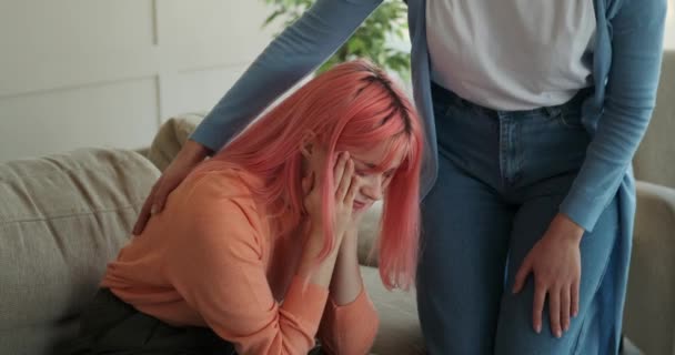 Kobieta pociesza swoją smutną dziewczynę - Materiał filmowy, wideo