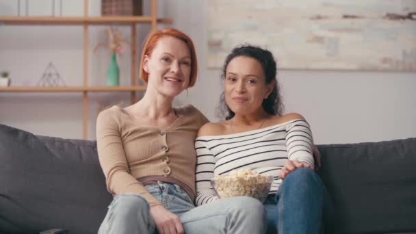 multiculturel lesbiennes femmes regarder comédie film et manger popcorn - Séquence, vidéo