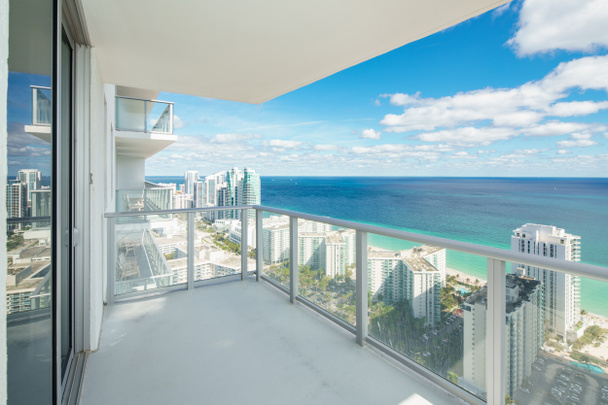 Новая архитектура квартира балкон с видом на океан - Фото, изображение