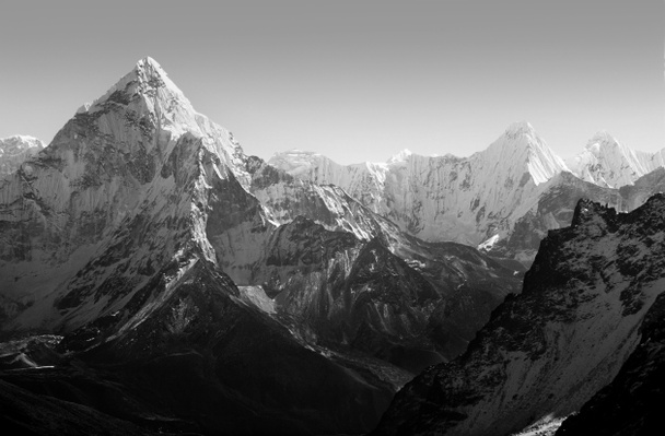 Himalaja vuoret musta ja valkoinen
 - Valokuva, kuva