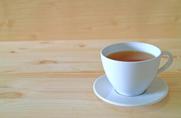 Una taza de té caliente en la mesa de madera - Foto, imagen