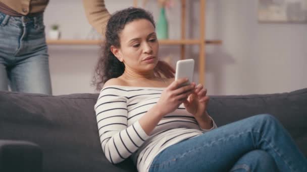 rousse femme donnant valentines présent à hispanique copine avec smartphone - Séquence, vidéo