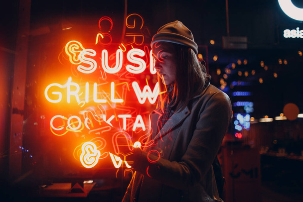 młody Azji millennials kobieta w ulicy styl moda w neon światło liternictwo signboard - Zdjęcie, obraz