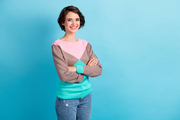 Photo portrait of woman with folded arms smiling isolated on pastel light blue colored background with blank space - Foto, afbeelding