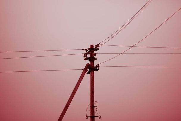 Pilier électrique avec fils dans le ciel rouge - Photo, image