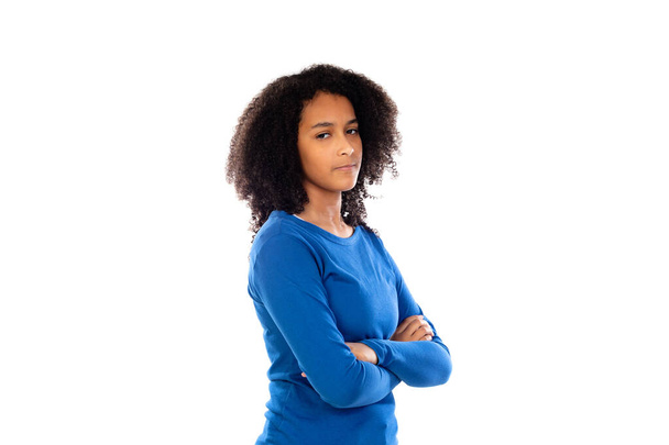 Девочка-подросток с афроволосами в голубом свитере на белом фоне - Фото, изображение