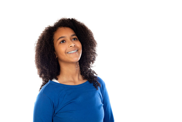 tiener meisje met afro haar dragen blauwe trui geïsoleerd op een witte achtergrond - Foto, afbeelding