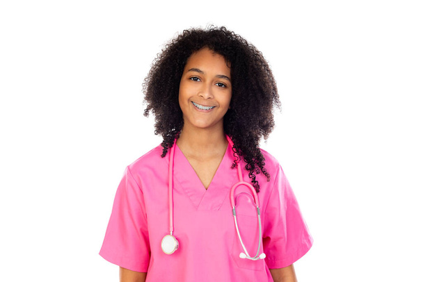Adorable médico pequeño con uniforme rosa aislado sobre un fondo blanco - Foto, imagen