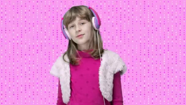 Menina com fones de ouvido redondo pescoço dançando - Filmagem, Vídeo
