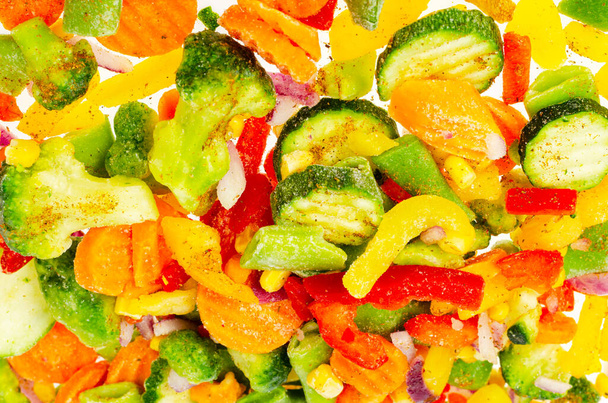 Sekoita kirkkaasti hienonnettuja jäädytettyjä vihanneksia. Terveellistä syömistä. Kuva: - Valokuva, kuva