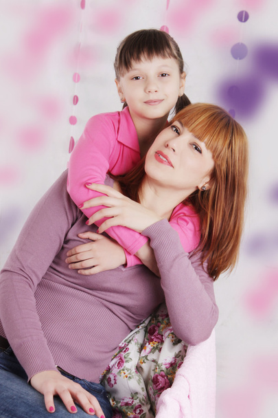 Μητέρα και κόρη αγκαλιασμένοι - Φωτογραφία, εικόνα