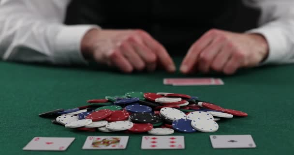 Jugar a las cartas en un casino, aumentar las apuestas con fichas. Éxito y victoria. Poker, blackjack, póquer de Texas. Las Vegas. Todo en apuestas, pilas de fichas de póquer - Metraje, vídeo