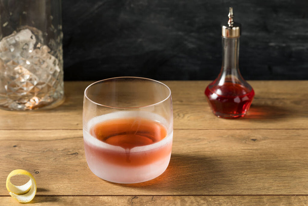 Making a Boozy Rye Sazerac Cocktail with Absinthe - Foto, Bild