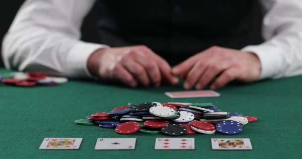 Παίζοντας χαρτιά σε καζίνο, αυξάνοντας τα στοιχήματα με μάρκες. Επιτυχία και νίκη. Πόκερ, μπλακτζάκ, πόκερ Τέξας. Λας Βέγκας. Όλα σε στοιχήματα, στοίβες από μάρκες πόκερ - Πλάνα, βίντεο