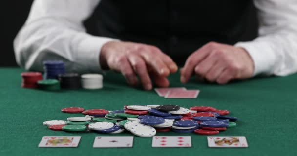 Παίζοντας χαρτιά σε καζίνο, αυξάνοντας τα στοιχήματα με μάρκες. Επιτυχία και νίκη. Πόκερ, μπλακτζάκ, πόκερ Τέξας. Λας Βέγκας. Όλα σε στοιχήματα, στοίβες από μάρκες πόκερ - Πλάνα, βίντεο