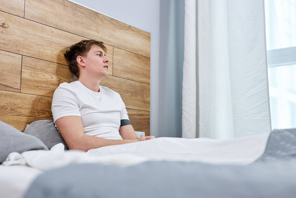 coronavirus. sick caucasian man on bed suffering from high temperature - Φωτογραφία, εικόνα