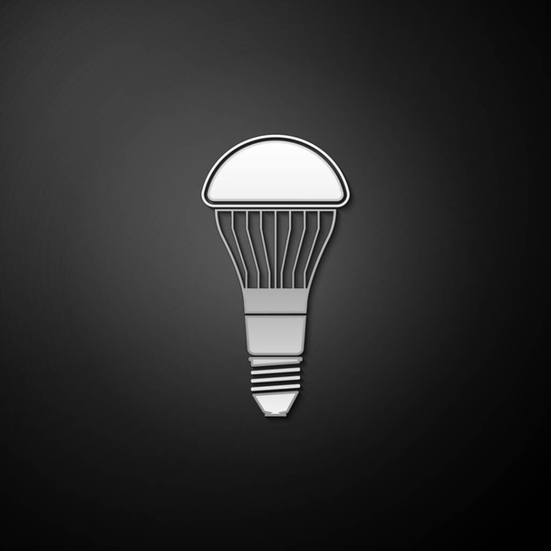 Argento icona lampadina a LED isolato su sfondo nero. Lampadina illuminata a LED economica. Risparmiare energia lampada. Lungo stile ombra. Vettore. - Vettoriali, immagini