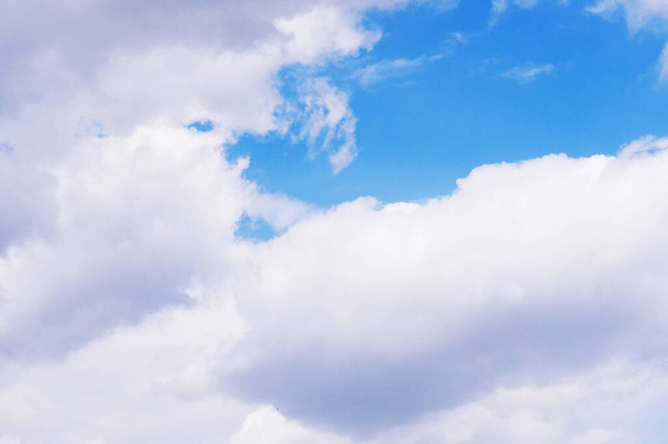 Mavi gökyüzü ve beyaz bulutlar, gökyüzü şeffaf ve çevre çok temiz.. - Fotoğraf, Görsel