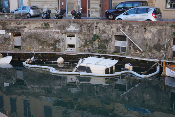 Küçük bir tekne battı ve Fossi rıhtımına demirledi. Livorno 'nun yapay iç limanı. - Fotoğraf, Görsel