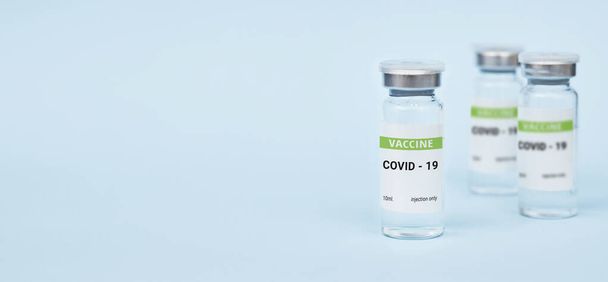 Три банки коронавірусної вакцини. на синьому фоні. копіювання простору, банер
 - Фото, зображення