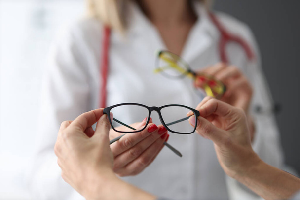 Οφθαλμίατρος που προσφέρει γυαλιά για την όραση σε κοντινή κλινική - Φωτογραφία, εικόνα