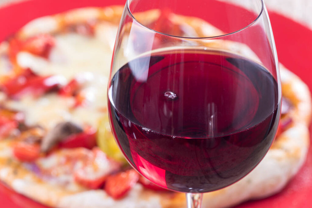 closeup of red wine with a pizza - Foto, Imagem