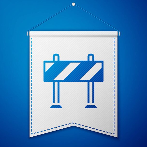Μπλε Road φράγμα εικονίδιο απομονώνονται σε μπλε φόντο. Σύμβολο της απαγορευμένης περιοχής που βρίσκεται υπό κατασκευαστική διαδικασία. Επισκευή. Λευκό υπόδειγμα σημαία. Διάνυσμα. - Διάνυσμα, εικόνα