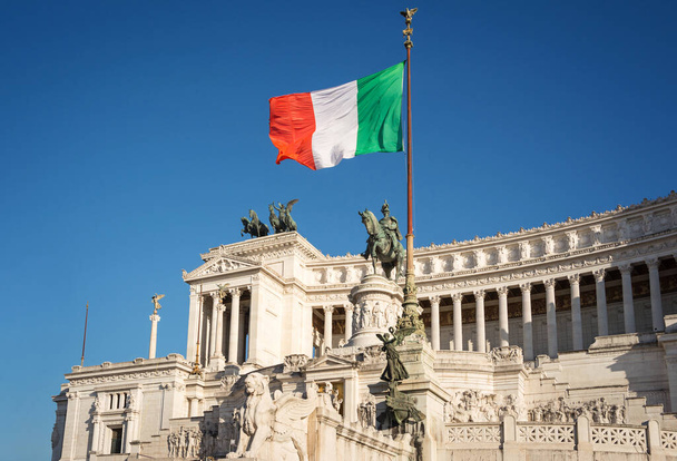 Altare della Patria a Roma e la bandiera d'Italia con un bel cielo blu - Foto, immagini