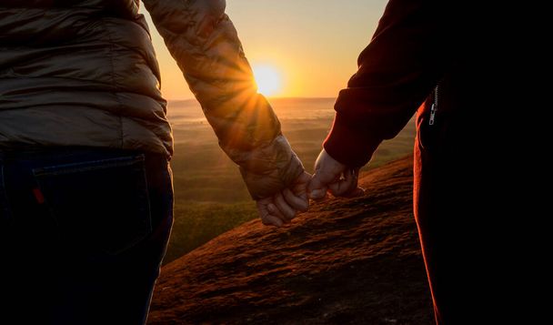 Couple silhouette tenir la main. Amour et convivialité le jour de la Saint-Valentin. - Photo, image