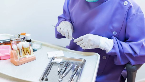 Dentyści przygotowują narzędzia do stomatologii. Koncepcja opieki zdrowotnej w klinice stomatologicznej z technologią innowacyjną. - Zdjęcie, obraz
