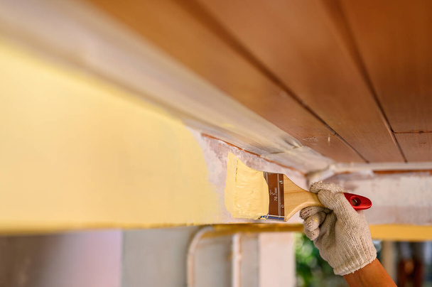 Pintor homem pintura parede exterior para melhoria da casa quando trancar durante Covid-19. Homem no trabalho e estilo de vida. - Foto, Imagem