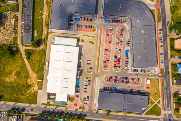 Luchtfoto van goederenmagazijn. Logistiek bezorgcentrum in industriële stad zone van bovenaf. Luchtfoto van vrachtwagens laden in logistiek centrum. Uitzicht vanaf drone. - Foto, afbeelding