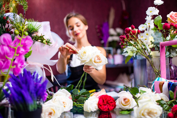Cropped view of florist making flower bouquet close up - Foto, imagen