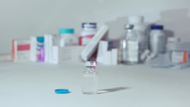 Siringa cade e finisce in un barattolo di vaccino contro il virus - Filmati, video