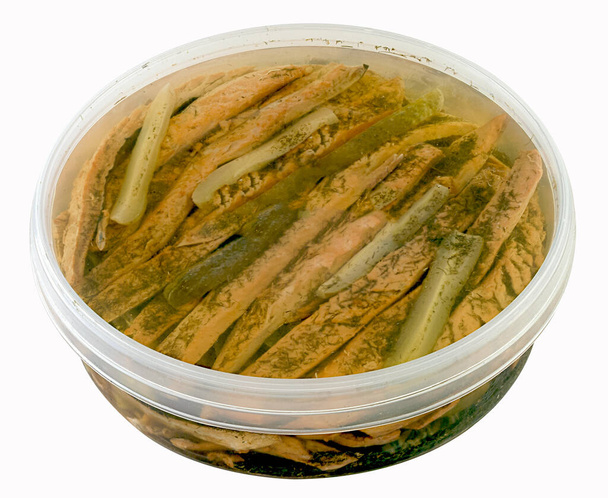 Olajban, chiliben és rozmaringban pácolt pácolt makrélafilé. Nagykereskedelmi célú műanyag tartály. Vágási útvonal - Fotó, kép