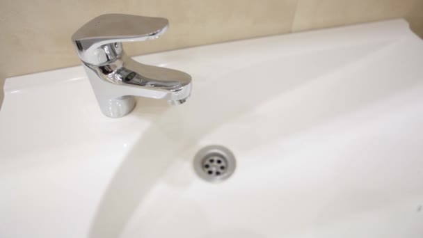 Vesi tippuu hanasta kylpyhuoneessa - Materiaali, video