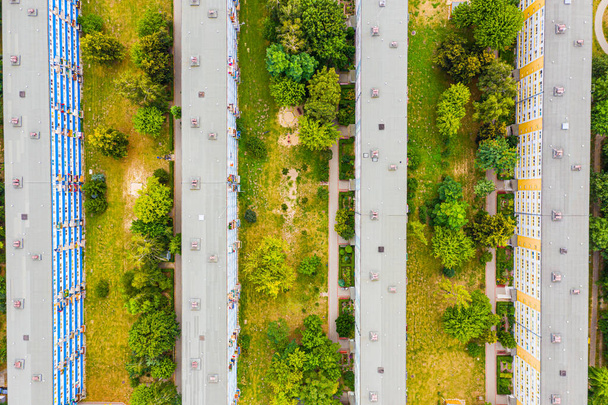 Drohne Blick auf lange Wohngebäude, Luftaufnahme Sommerzeit - Foto, Bild