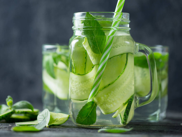 Cucumber water with mint. Summer refreshing detox drink - Foto, afbeelding