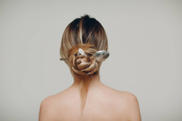 Donna con cucchiaio di metallo nella sua acconciatura capelli indietro - Foto, immagini