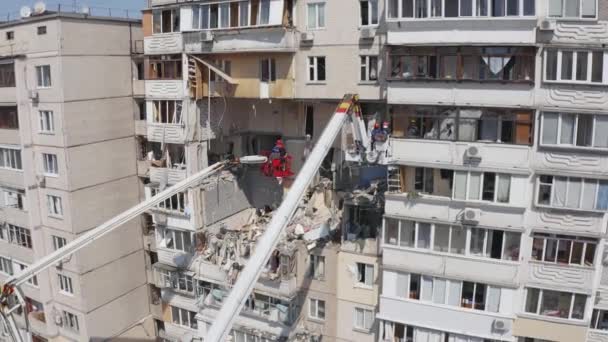 A gázbomba felrobbanása utáni sérült lakóház építési és mentési művelet háttere. - Felvétel, videó