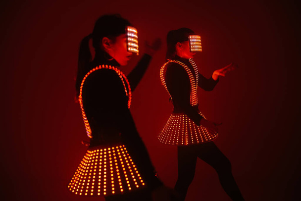 UV kostümlü iki seksi disko dansçısı. Partiler ve danslar. - Fotoğraf, Görsel