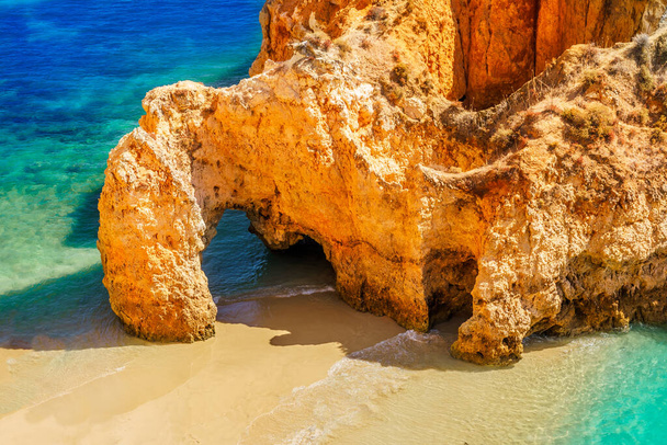 Paysage avec falaise, plage sauvage et eau turquoise en Algarve, Portugal - Photo, image