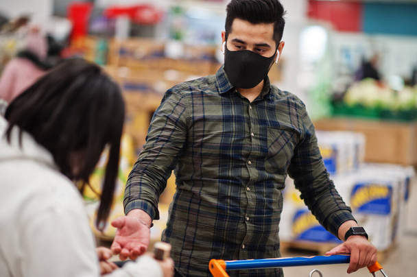 Asian couple wear in protective face mask shopping together in supermarket during pandemic. - Fotografie, Obrázek