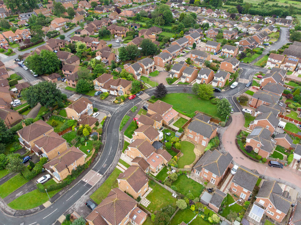 Zdjęcie lotnicze brytyjskiego miasta Wheldrake, które znajduje się w mieście York w West Yorkshire, pokazujące typową brytyjską osadę mieszkaniową i rzędy domów - Zdjęcie, obraz