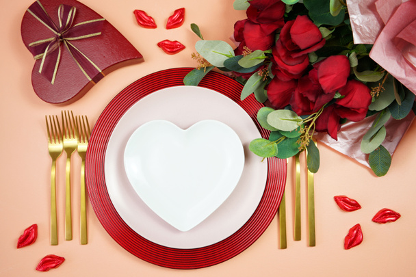 赤いバラ、ギフト、チョコレートモックアップとバレンタインディナーテーブルの設定. - 写真・画像