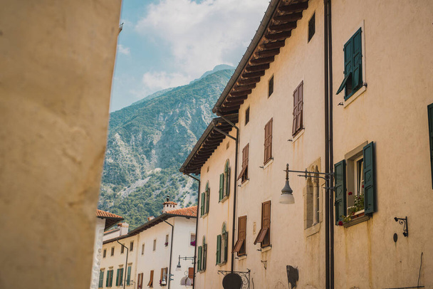Vista de ruas e becos na cidade velha de Venzone, no norte da Itália. Montanhas visíveis no fundo. - Foto, Imagem